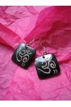 BO7028 Boucle d oreille os de buffle nepalais carre ohm